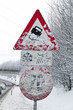 Verschneites Verkehrszeichen