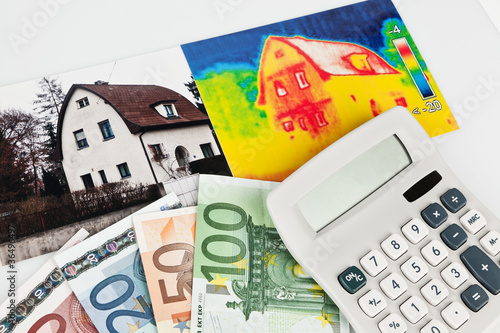 Foto: Energie sparen. Haus mit Wärmebild Kamera Energie sparen. Haus mit Wärmebild Kamera