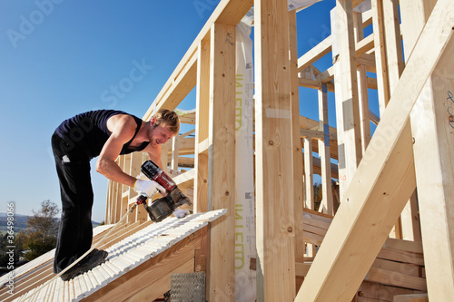 Foto: carpenters setting up prefabricated framework carpenters setting up prefabricated framework