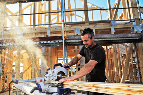 Foto: carpenters setting up prefabricated framework carpenters setting up prefabricated framework