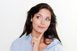 Jeune femme songeuse