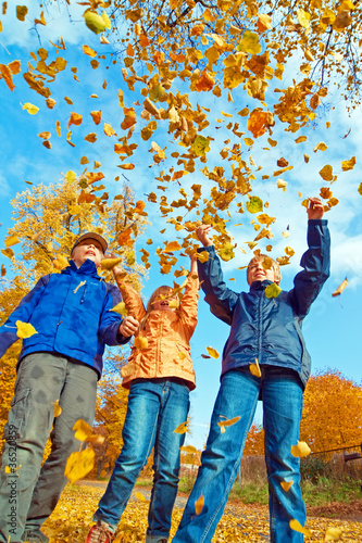 Photo: kinder im herbst kinder im herbst