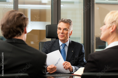 Foto: Lawyer or notary with clients in his office Lawyer or notary with clients in his office