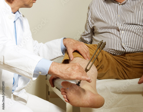 Foto: Neurologische Untersuchung mit Stimmgabel Neurologische Untersuchung mit Stimmgabel