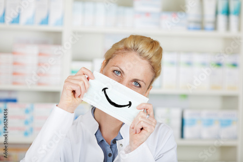 Foto: apothekerin mit mundschutz apothekerin mit mundschutz