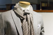 Abito grigio con foulard