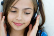 enfant écoutant de la musique