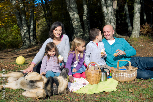 Foto: Happy family having picnic in autumn Happy family having picnic in autumn