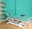 Behandlungsliege mit leerer Wand