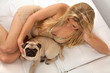 Frau mit Mops