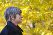 Frau im Herbst