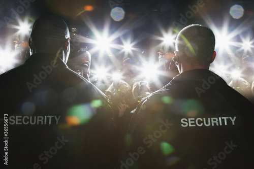 Foto: Security guards blocking paparazzi Security guards blocking paparazzi