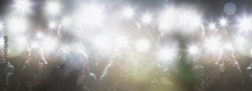 Foto: Paparazzi taking pictures with flash Paparazzi taking pictures with flash