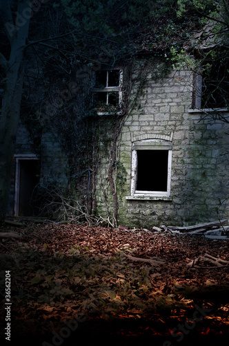 Foto: old derelict cottage old derelict cottage
