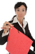 femme d'affaires critiquant un dossier