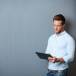 portrait mit tablet-computer