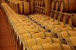 Weinkeller, Eichenfässer, Rotwein, Gewölbekeller