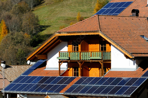 Foto: Photovoltaic modules on an Hotel, in the Alps, Italy Photovoltaic modules on an Hotel, in the Alps, Italy