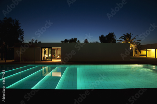 Foto: Pool outside modern house at twilight Pool outside modern house at twilight