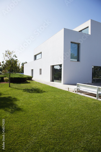 Foto: Grassy lawn of modern house Grassy lawn of modern house