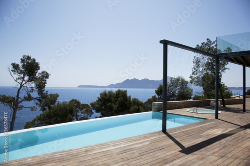 Foto: Infinity pool outside modern house Infinity pool outside modern house