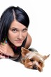 belle femme avec yorkshire terrier