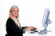 Frau mit Computer im Büro