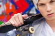 Cool blickender Jugendlicher Mann vor Graffiti