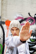 Cool blickender Jugendlicher Mann vor Graffiti