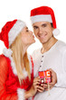 Paar zu Weihnachten mit Mützen