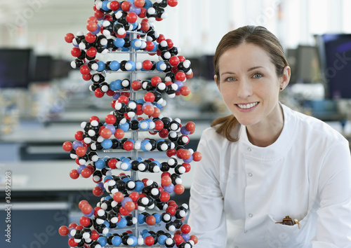 Foto: Scientist with molecular model in lab Scientist with molecular model in lab