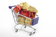 Einkaufswagen voller Geschenke zu Weihnachten