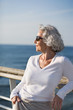 Foto: attraktive Seniorin auf dem Sonnendeck attraktive Seniorin auf dem Sonnendeck