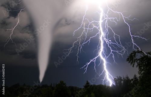 Foto: Tornado und Blitze Tornado und Blitze
