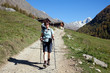 Frau beim wandern in den Alpen