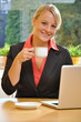 Junge Frau arbeitet am Laptop