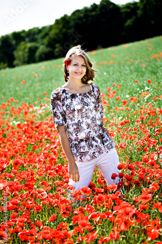 Foto: portrait of a young woman portrait of a young woman