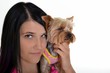 femme avec yorkshire terrier
