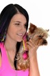 femme avec yorkshire terrier