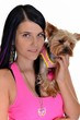 femme avec yorkshire terrier