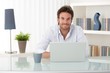 Foto: Portrait of man at home with computer Portrait of man at home with computer