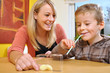 Foto: Logopädin mit Patient Logopädin mit Patient