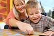Foto: Mutter und Kind beim Spielen Mutter und Kind beim Spielen