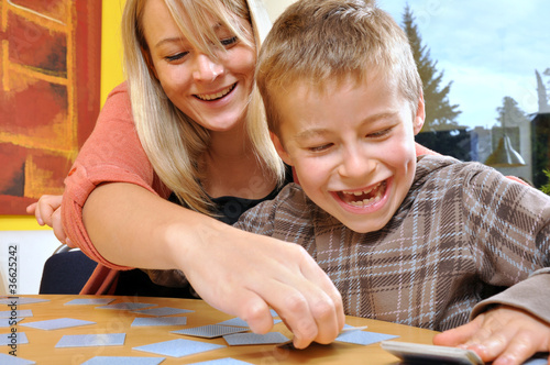 Photo: Mutter und Kind beim Spielen Mutter und Kind beim Spielen