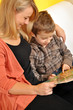 Mutter und Kind lesen Buch