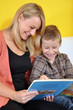 Mutter und Kind lesen Buch