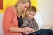 Mutter und Kind lesen Buch