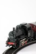 Modell Lokomotive auf Schienen Freisteller