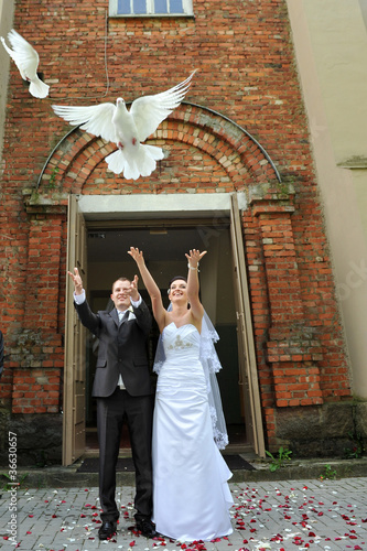 Foto: newlyweds with doves newlyweds with doves