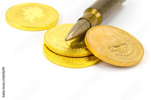 Foto: Patrone und Goldmünze Patrone und Goldmünze